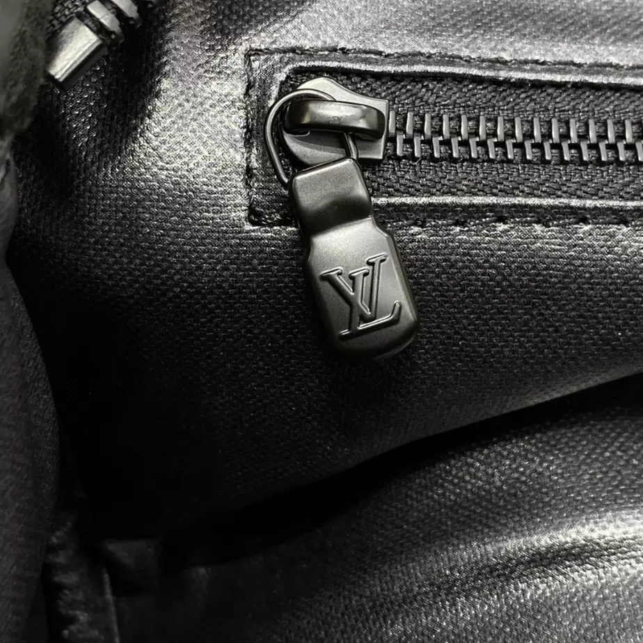 Louis Vuitton Dopp Kit Monogram Taurillon Leather - LW144 - Image 7