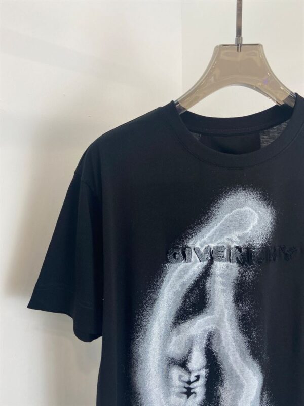 GIVENCHY 4G T-SHIRT WITH TAG EFFECT MOON PRINT IN BLACK – GTS011 - Image 6
