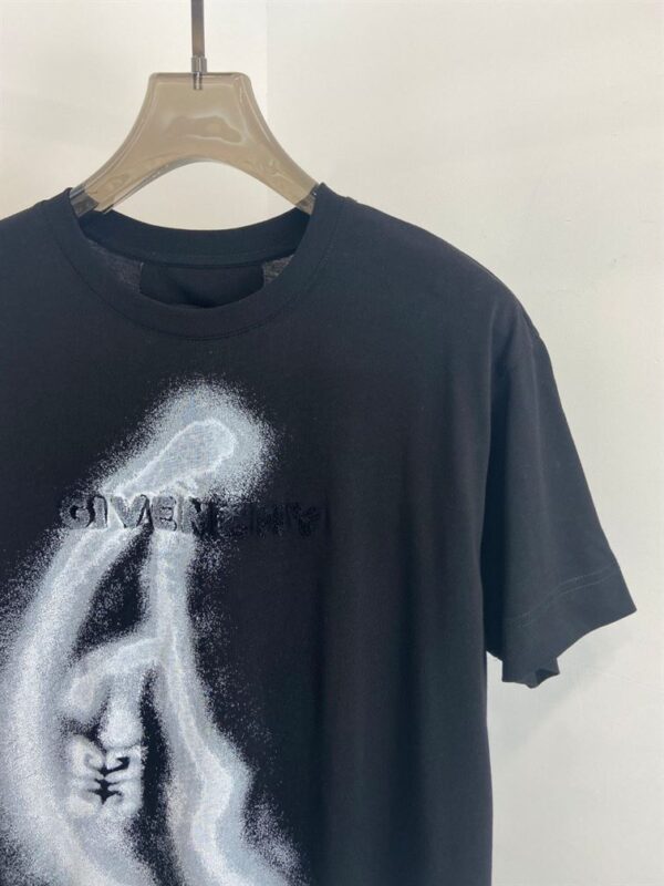 GIVENCHY 4G T-SHIRT WITH TAG EFFECT MOON PRINT IN BLACK – GTS011 - Image 5
